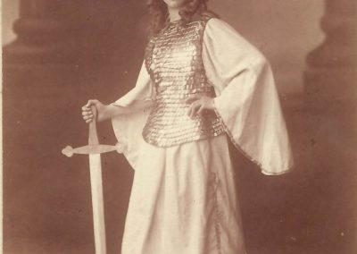 Foto einer kostümierten Schauspielerin in Kettenhemd, mit Helm und Schwert, schwarzweiß