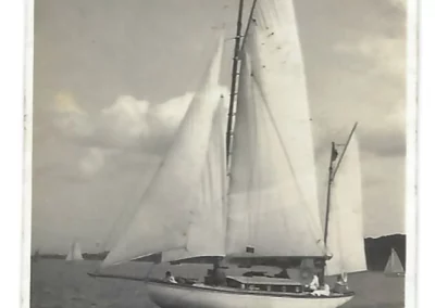 Foto eines Segelboots auf der Kieler Förde, schwarz-weiß, 1930er Jahre