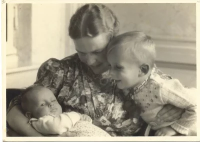 Foto einer Frau mit einem Säugling und einem Kleinkind, 1940er Jahre, schwarzweiß