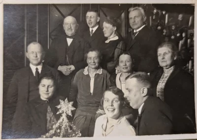 Foto einer Familie, schwarz-weiß, retro, 1920er Jahre